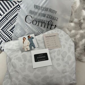 Comfrt Minimalist Snow Leopard